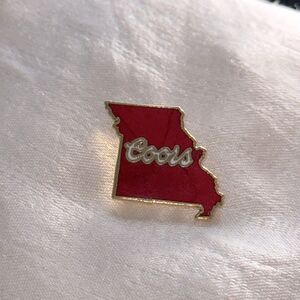 Vintage collectible Coors red enamel pin‎ shaped like state of Missouri
